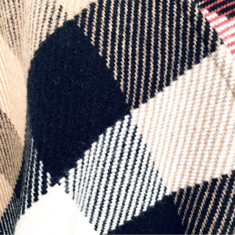 BURBERRY CHECK WOOL & CASHMERE FRINGE CAPE. - Picture 8 of 12